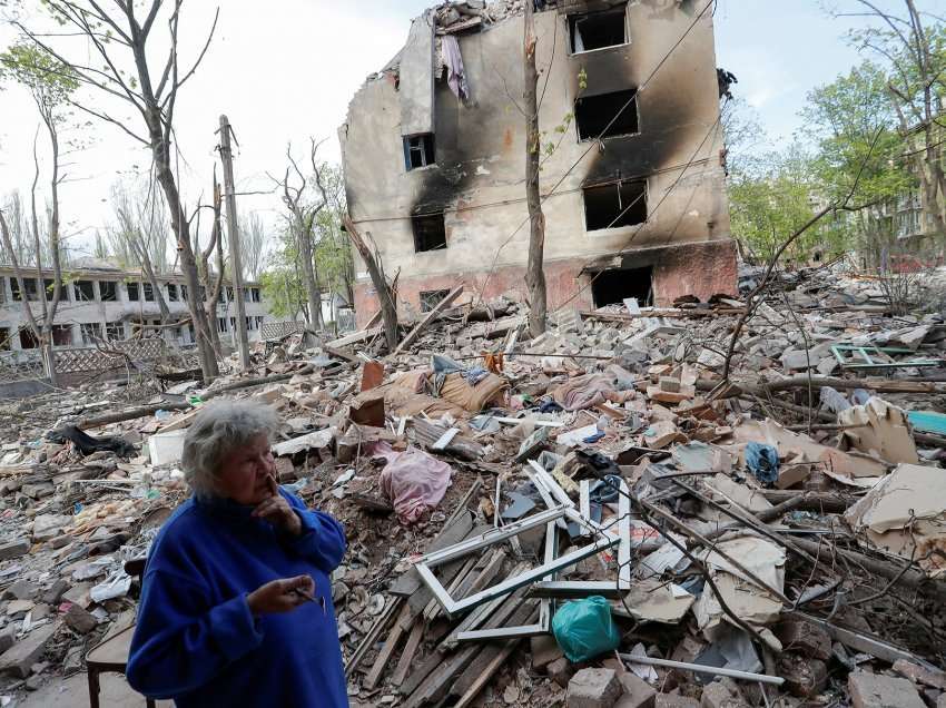 Banorët e Mariupolit përballen me kërcënimin e sëmundjeve, përveç granatimeve dhe mungesës së ushqimit