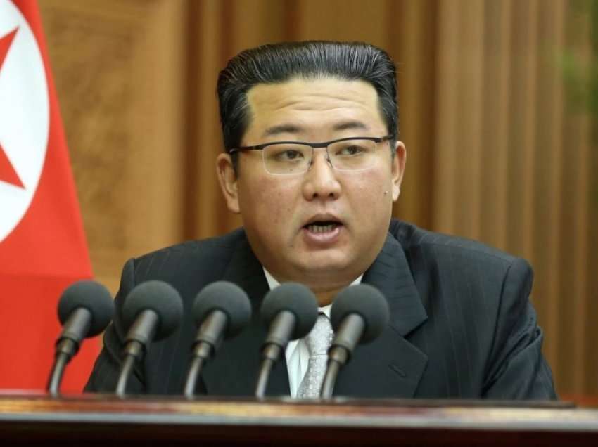 Lideri i Koresë së Veriut sërish paralajmëron për përdorimin e armëve bërthamore