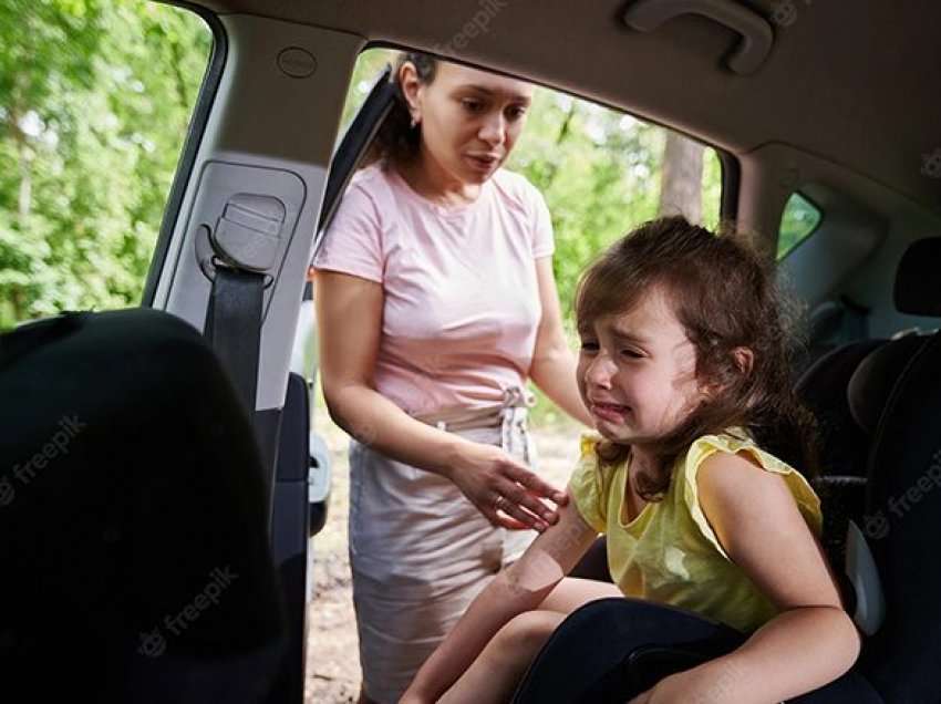 Fëmija qan gjatë udhëtimit me veturë? Aplikoni këto rregulla