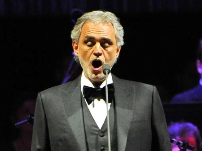 Imazhet skandaloze të Andrea Bocellit gjatë pushimeve, i dalin të pasmet pasi gruaja e tij e zhveshi në jaht