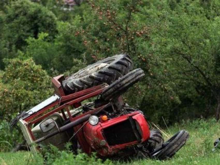 Rrokulliset një traktor në Suharekë, lëndohet rëndë një person