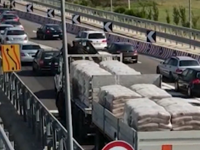 Trafik i rënduar në Milot/ Pushuesit nga Kosova dynden drejt Shqipërisë