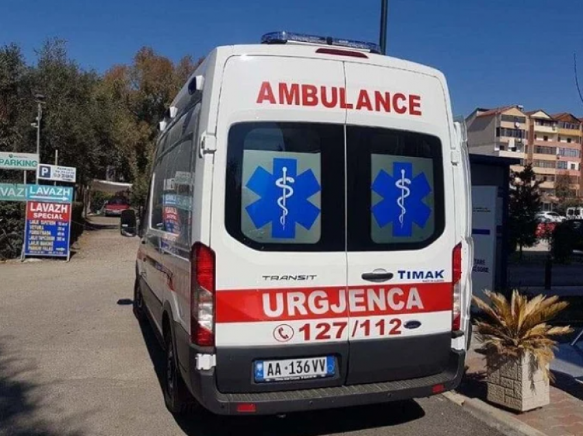Ambulanca përplaset me një mjet në Tiranë, dëmtohet pacientja që ndodhej në të