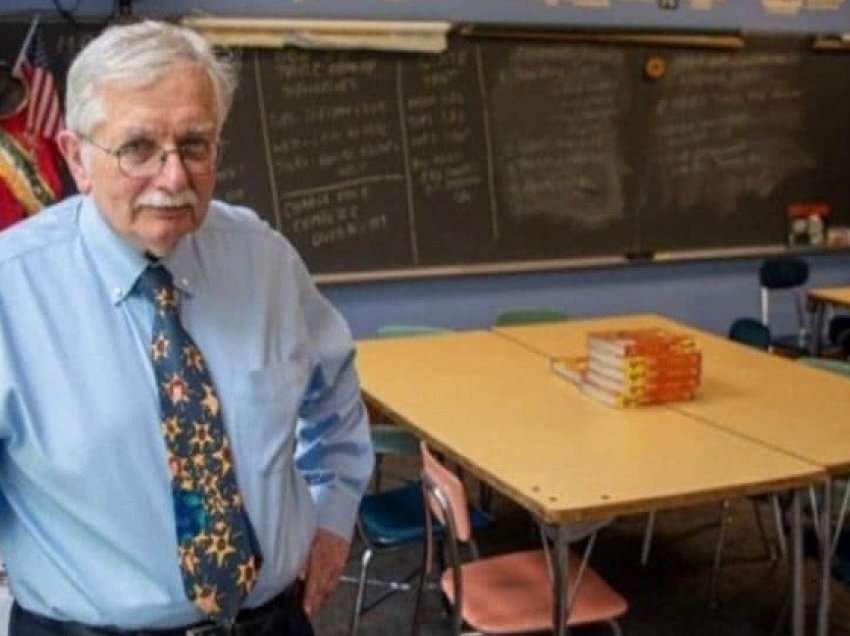 Arsyeja prekëse pse ky mësues mban gjithmonë një karrige bosh në klasën e tij