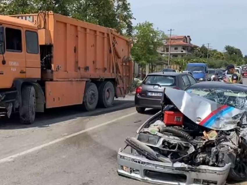 Kamioni përplaset me një “BMW” në Fier, plagoset një 27-vjeçar