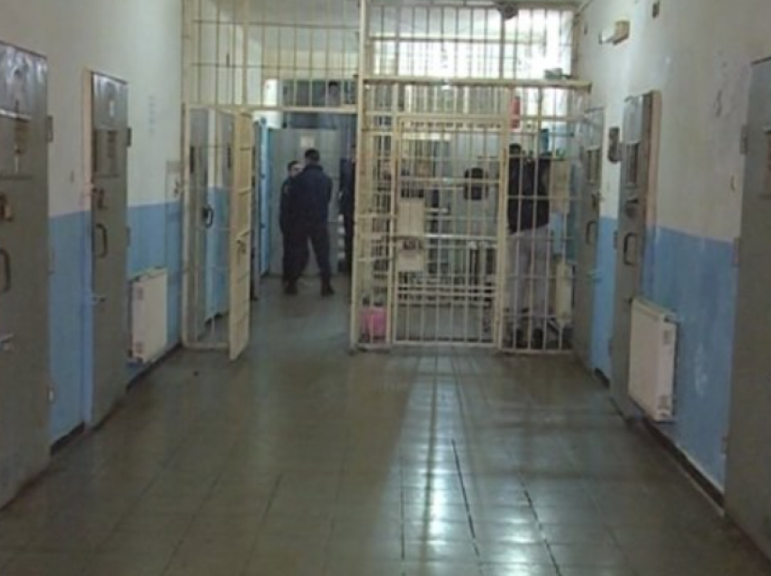 Saranda transferon të paraburgosurit dhe të burgosurit në Fier, shkak mbipopullimi