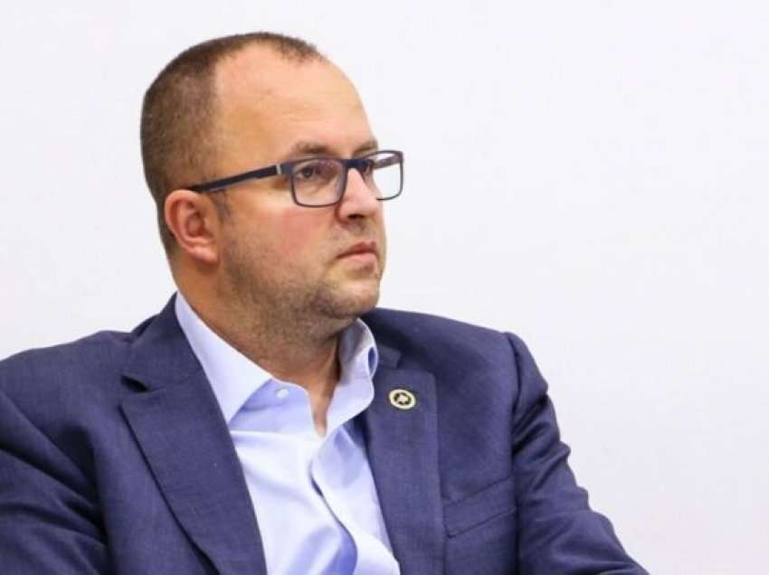 E krahasoi Haradinajn me lopën, zëdhënësi i AAK-së e quan këshilltarin e Kurtit “viç”