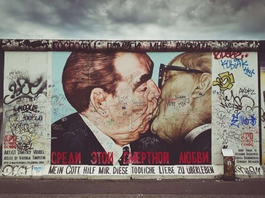​Vdes krijuesi i mbishkrimeve të puthjes Brezhnev-Honecker në Murin e Berlinit