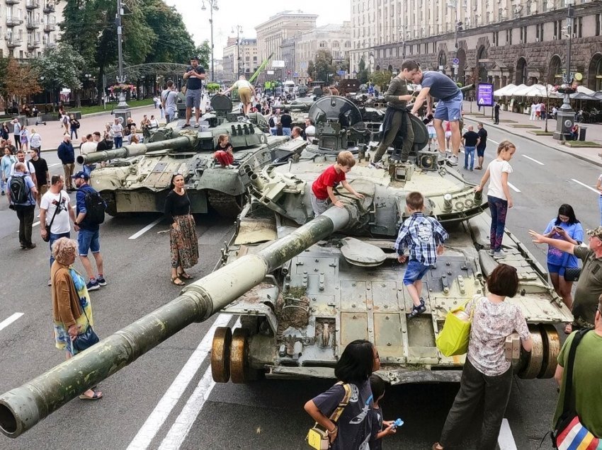 Fëmijët luajnë me tanket e djegura ruse në Kiev