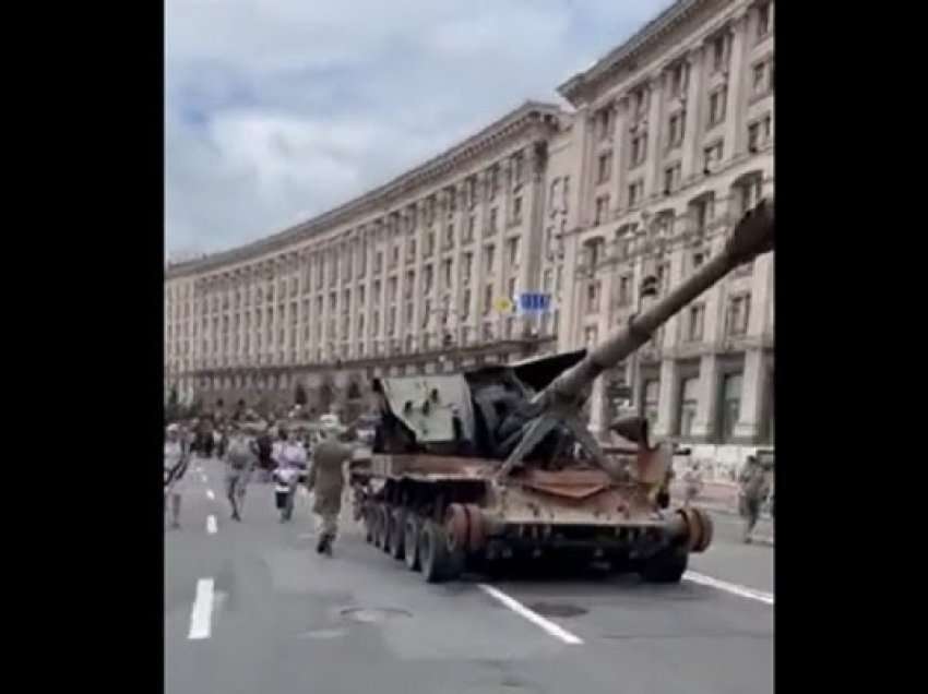 ​Parada e tankeve të shkatërruara ruse në Kiev