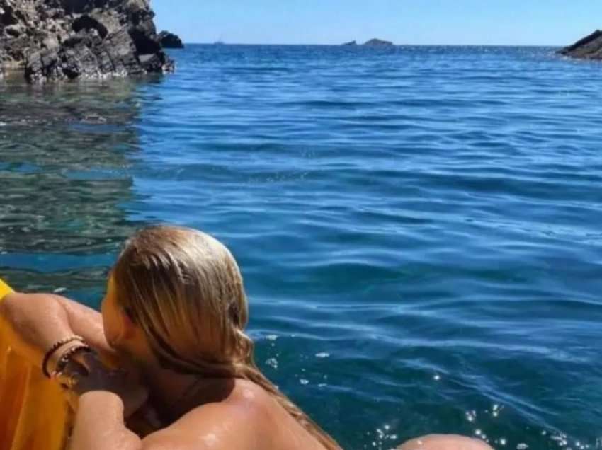 Foto topless dhe me mini-bikini, shfaqet më në fund në rrjetet sociale e dashura e re e Pikesë