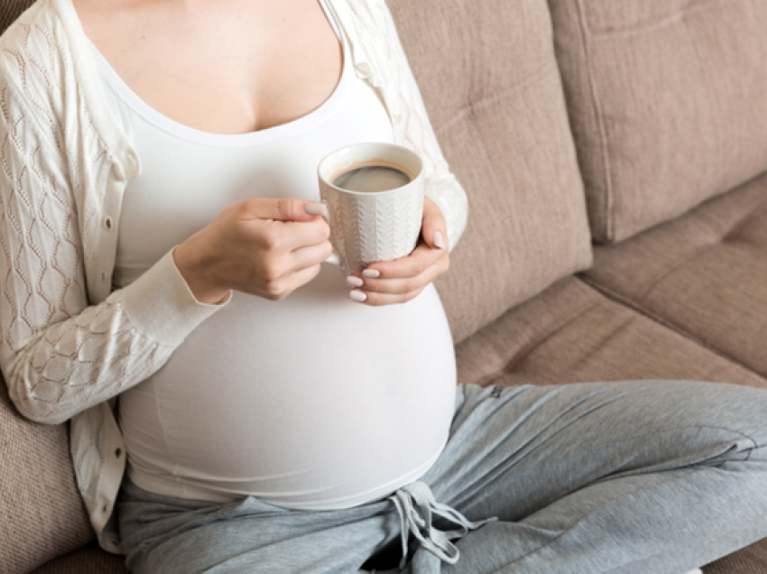A duhet të konsumoni kafe gjatë shtatzënisë?