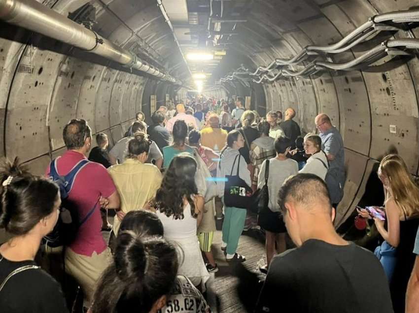 Dhjetëra pasagjerë mbetën të bllokuar për disa orë në tunelin që lidh Francën me Britaninë