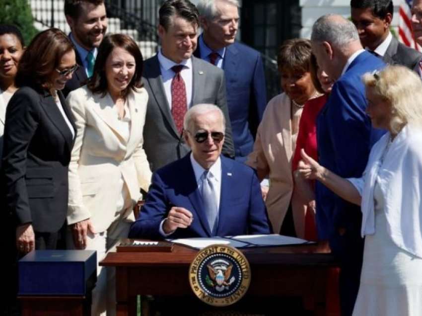 Biden nënshkruan urdhrin për zbatimin e ligjit të çipave prej 52 miliardë dollarësh