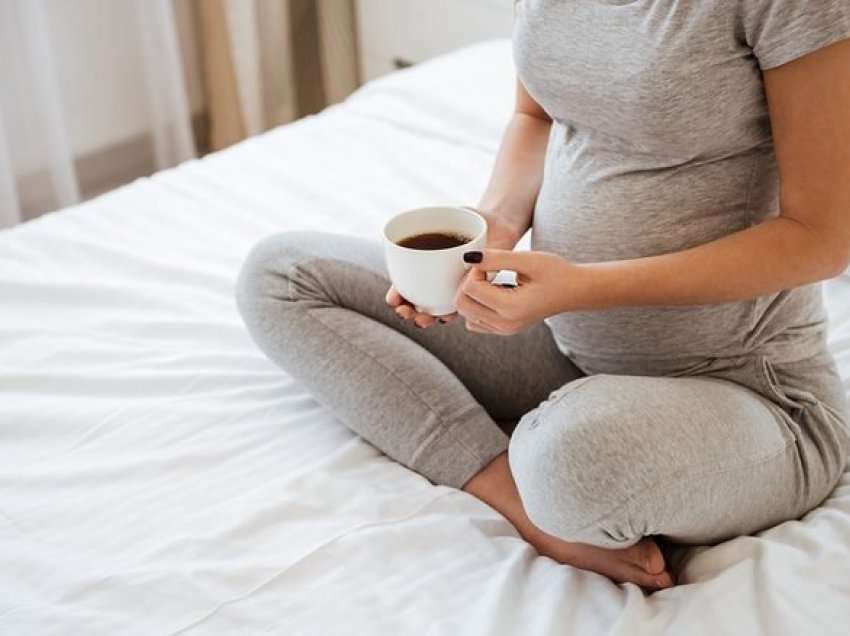 A është e sigurt të konsumoni kafeinë në shtatzëni?