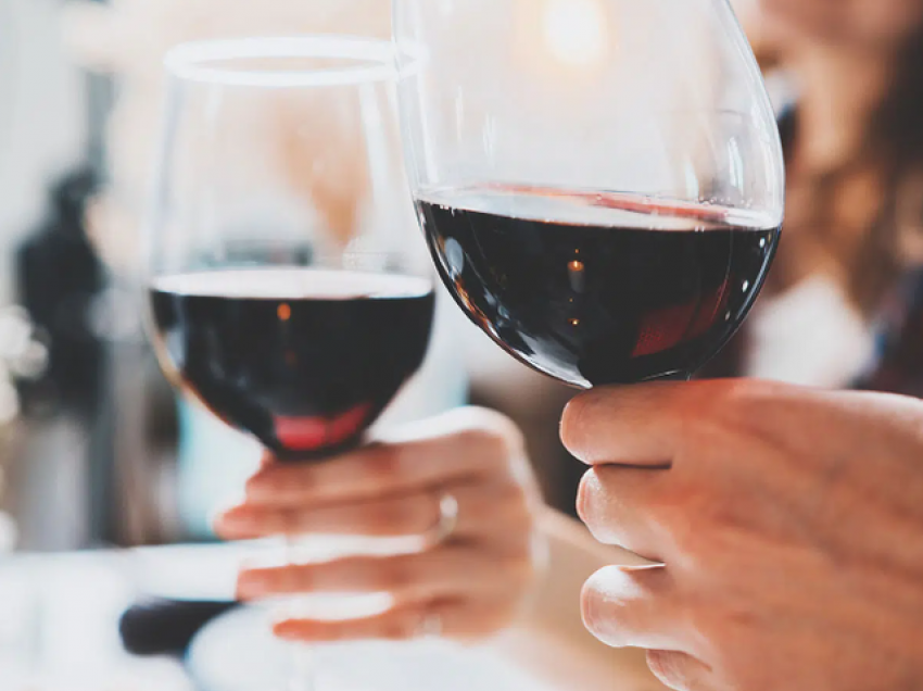 Dita Ndërmbëtare e Verës së Kuqe, çfarë ndodh me trupin nëse konsumoni verë?