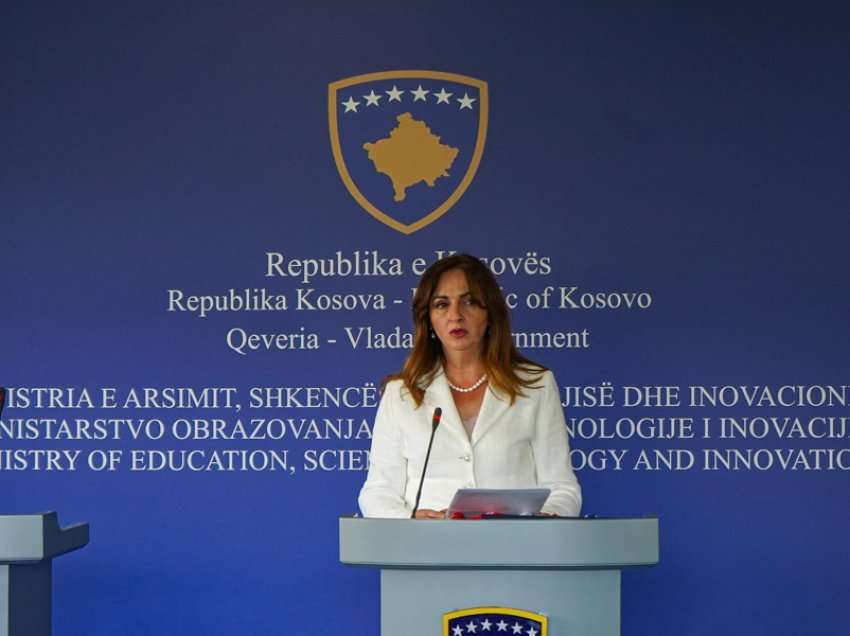Ministrja Nagavci mban konferencë për media