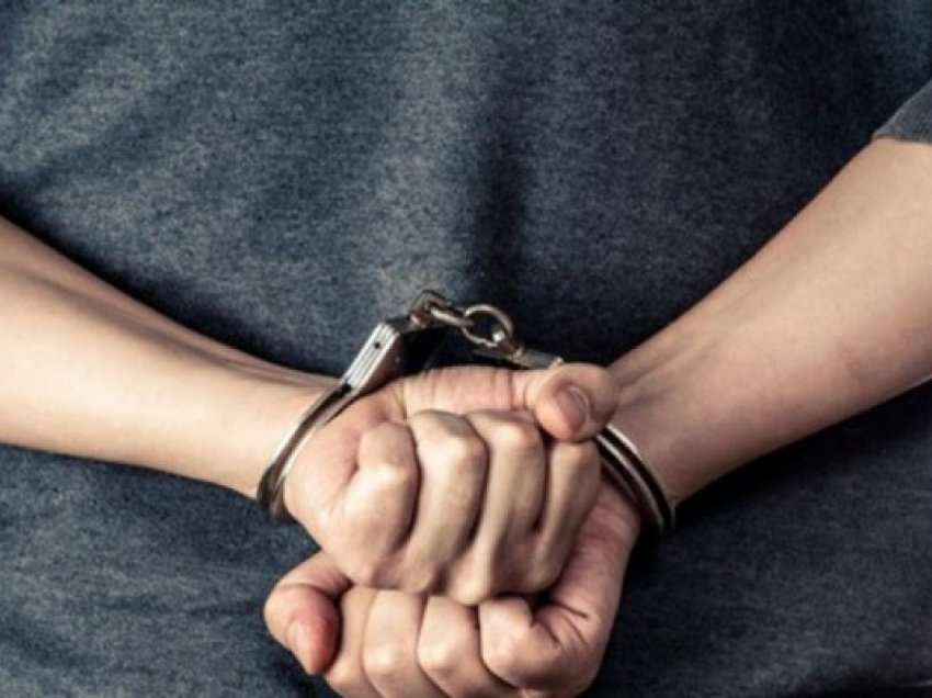 Bashkëjetoi me një të mitur, arrestohet pejani