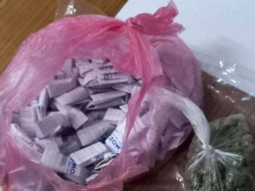 Bastisje në Koçan – policia gjen 105 pako me marihuanë të gatshme për shitje, arrestohet një person