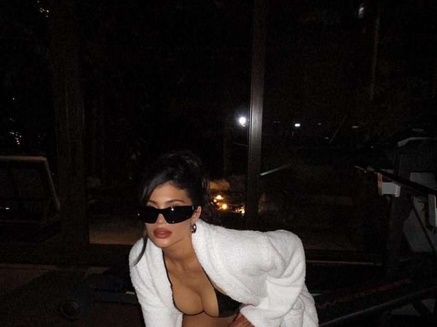Kylie Jenner vë në pah fizikun joshës në bikini teksa shijon pushimet me miqtë e saj