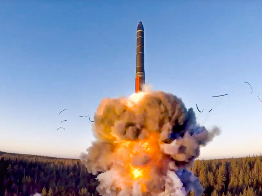 Kremlini u përgjigjet pyetjeve mbi sugjerimet për përdorimin e parë të armëve bërthamore