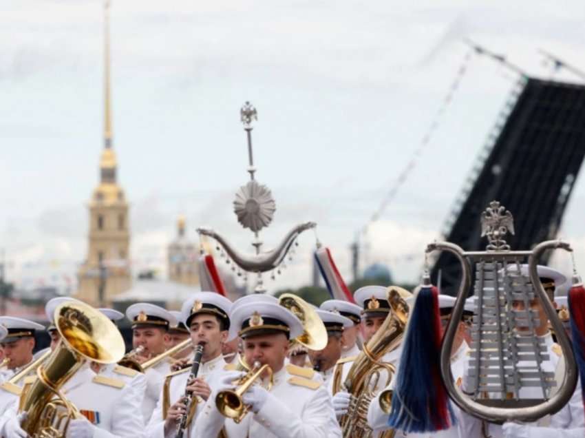 Rusia çon muzikantë në front të luftës për t’ua ngritur ushtarëve moralin