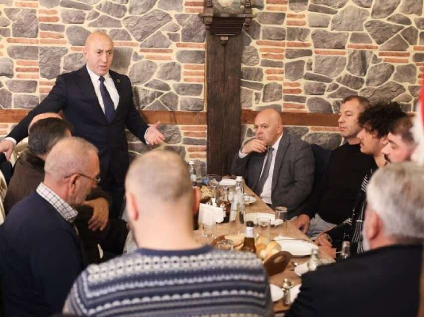​Haradinaj me familjet e dëshmorëve të Gjakovës: Gjithmonë krenarë me rrugëtimin tonë për liri