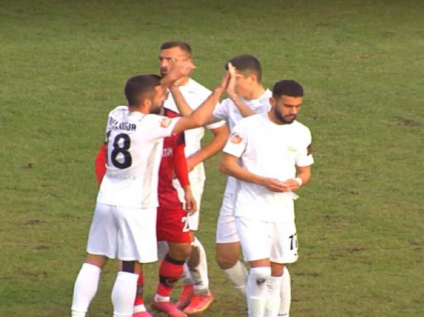 Ekipi i Duros e përmbys me 10 lojtarë dhe i shkon 1 pikë larg Tiranës