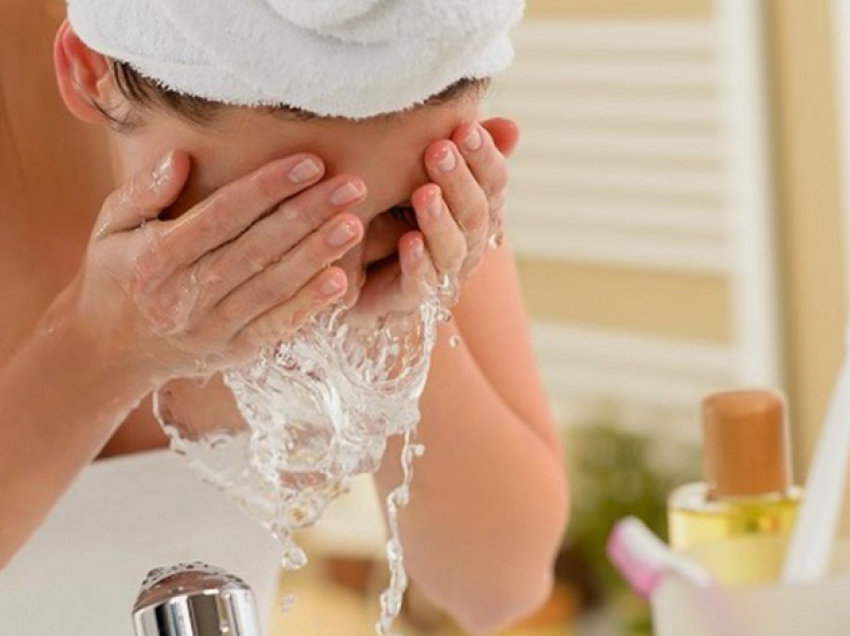 Kujdesi për lëkurën, ekspertja tregon sa shpesh duhet ta lani fytyrën tuaj