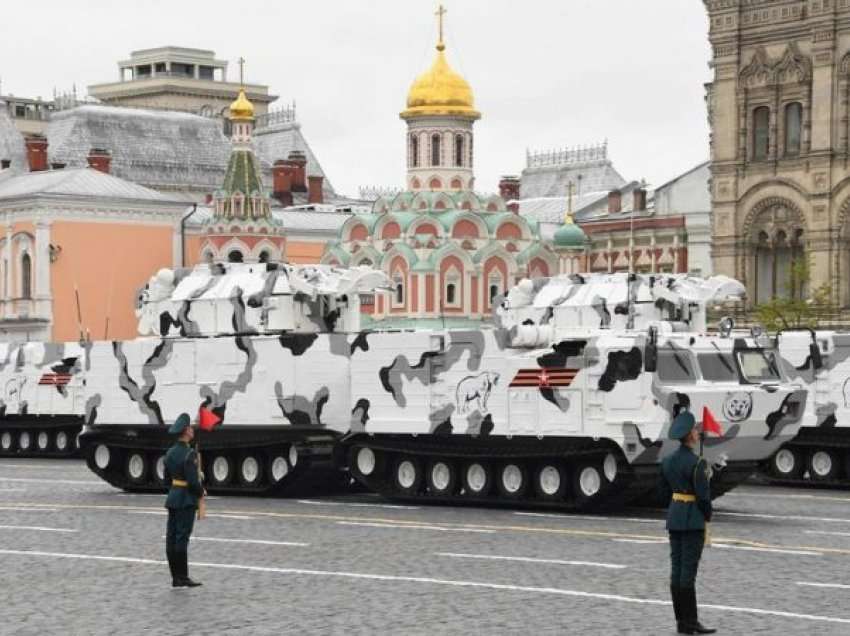 Tensionet Rusi-Ukrainë/ Armatime të rënda dhe tanke, Bjellorusia prezanton dhuratat e marra nga Putin