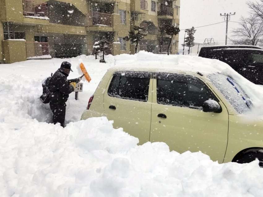 Bora e madhe mbyt 13 persona dhe lë më shumë se 10 mijë familje pa energji elektrike në Japoni