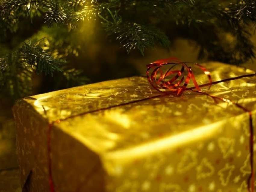 Gjithnjë e më shumë francezë po shesin dhurata për Krishtlindje