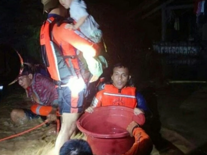Tetë të vdekur nga përmbytjet në Filipine, 19 persona të tjerë janë zhdukur