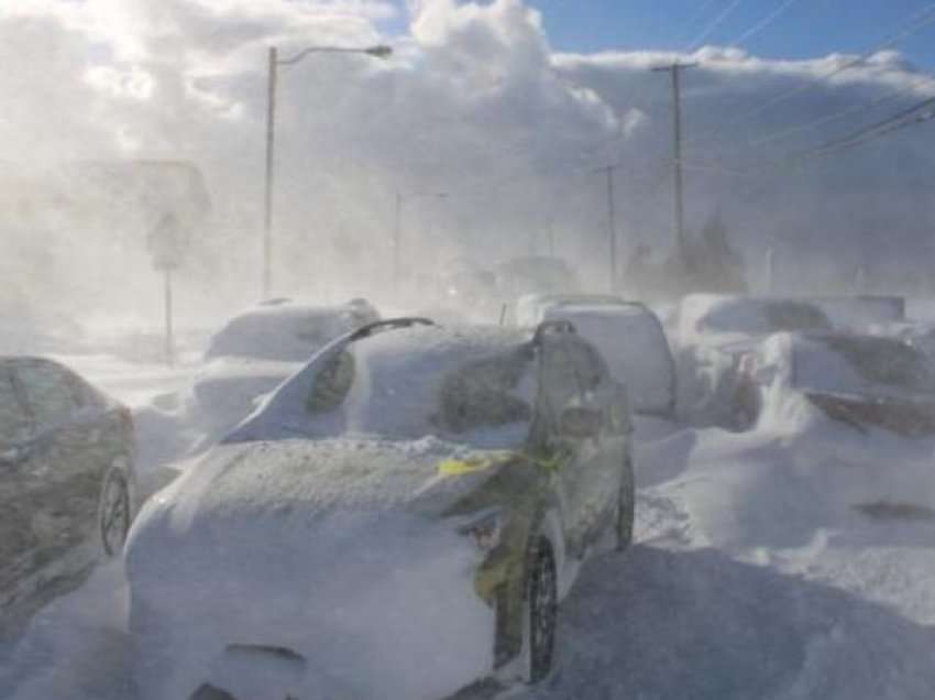 Stuhia në ShBA bllokon banorët e shtetit të Nju-Jorkut nëpër makina