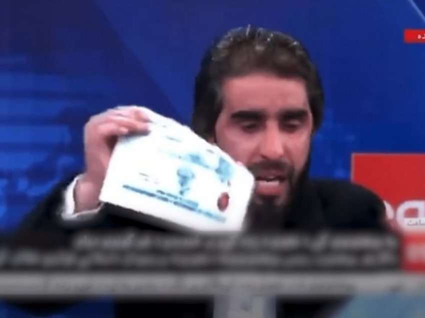 “Nuk është vend për arsim”: Profesori afgan gris diplomat, gjatë një transmetimi LIVE në televizion