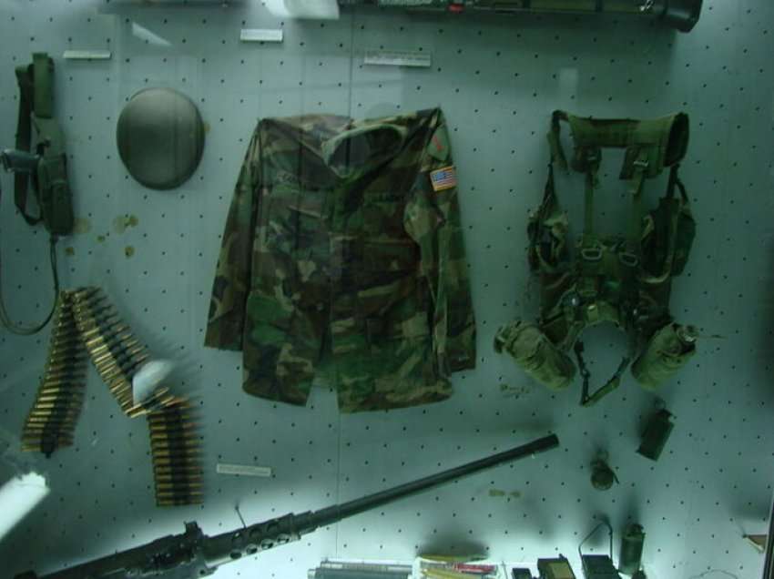 Pandeli Majko uron ditën e veteranëve të Luftës së Kosovës, me një uniformë amerikane nga muzeu ushtarak i Beogradit