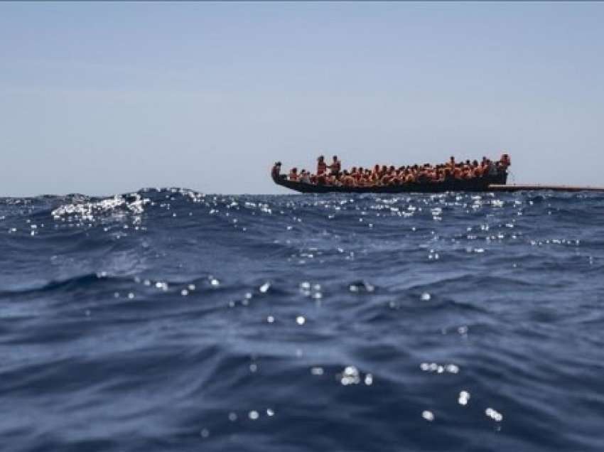 ​Qeveria vendos rregulla të rrepta për anijet e shpëtimit të migrantëve