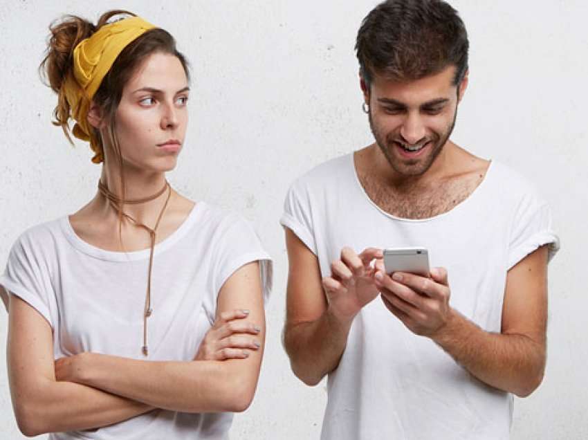 Katër arsye të mëdha për të mos kontrolluar kurrë telefonin e partnerit tënd