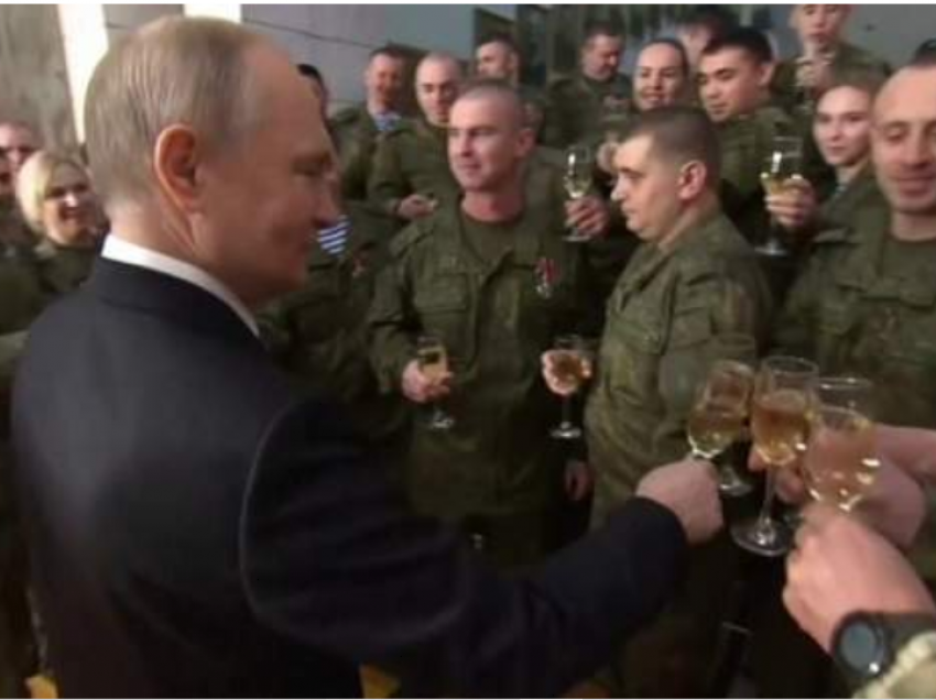 Putin troket gotat me ushtarët në natën e ndërrimit të viteve