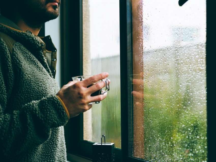 Çfarë duhet të bëni për të përmirësuar gjendjen tuaj shpirtërore në një ditë me shi