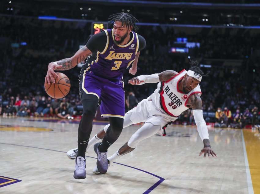 Davis nxjerr Lakers nga telashet