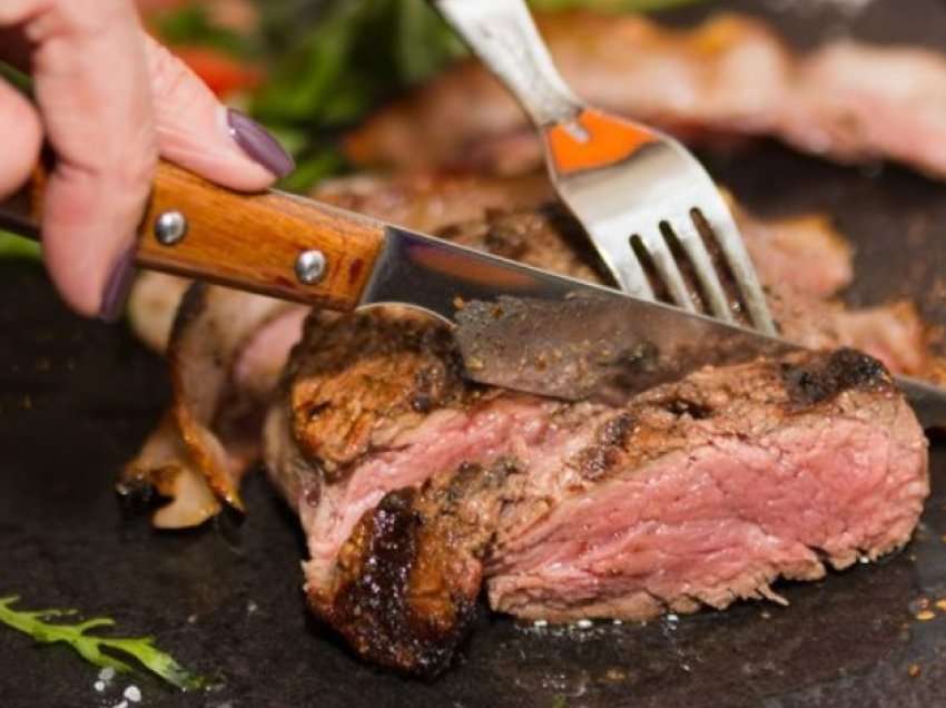 Luksi i deputetëve në restorantin e Kuvendit: Pjata me 300 gramë mish në hell, kushton 1 euro e gjysmë 