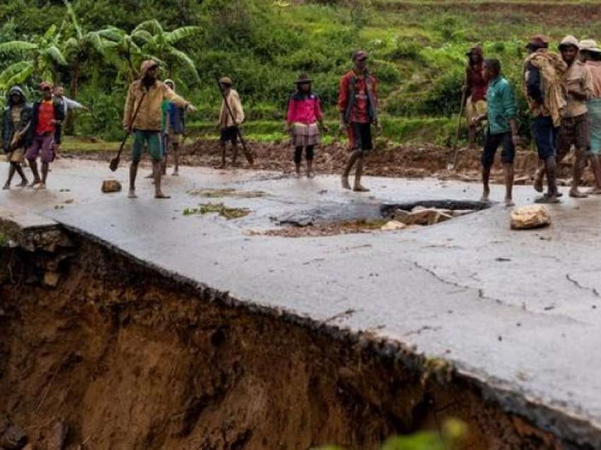 “Duket sikur sapo jemi bombarduar”: Cikloni Batsirai ‘fshin’ fshatra të tëra në Madagaskar
