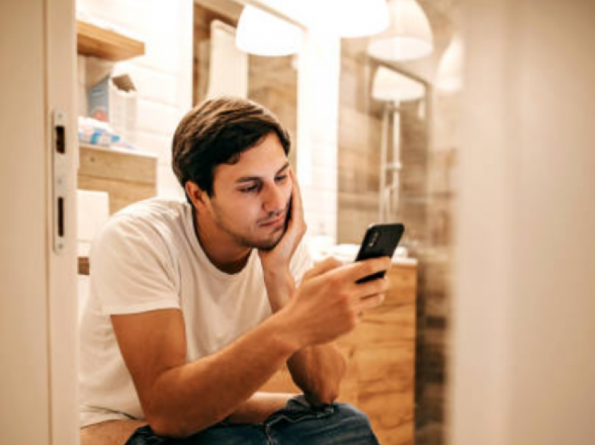 Sipas studimeve: Meshkujt shpenzojnë 7 orë në vit duke bërë këtë gjë në tualet