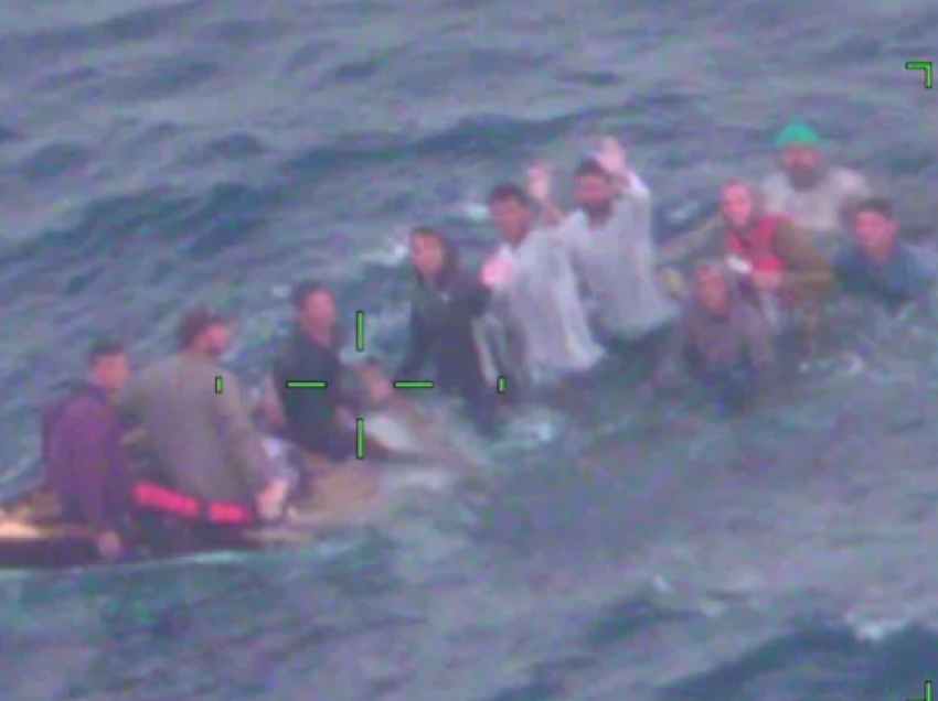 10 migrantë nga Kuba arrijnë në SHBA me një një varkë që duket si shtrat