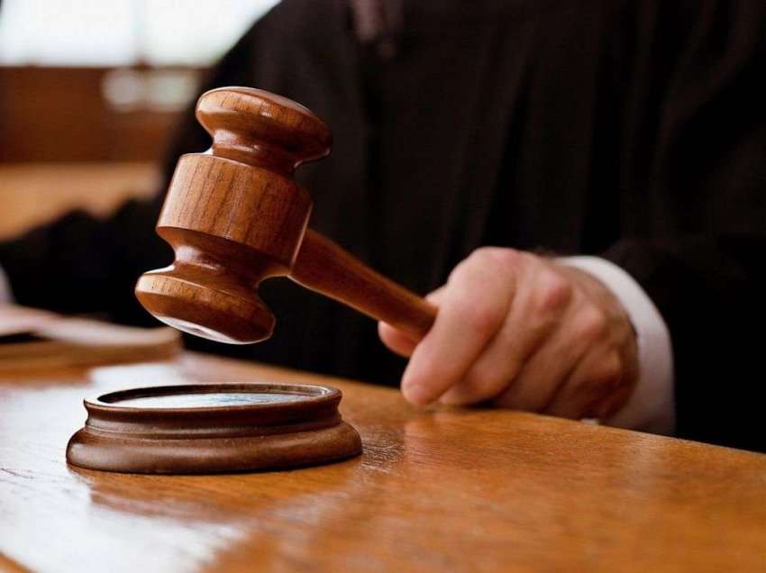 Gjykata vendos për gruan që plagosi burrin e saj