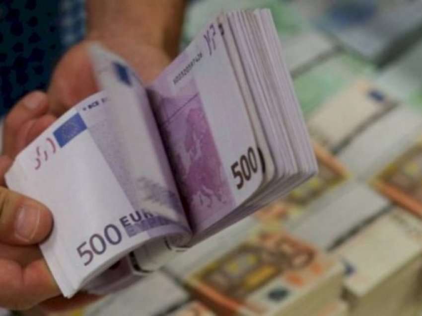 Tre burra mashtrojnë tre të tjerë duke ua marrë 10 mijë euro