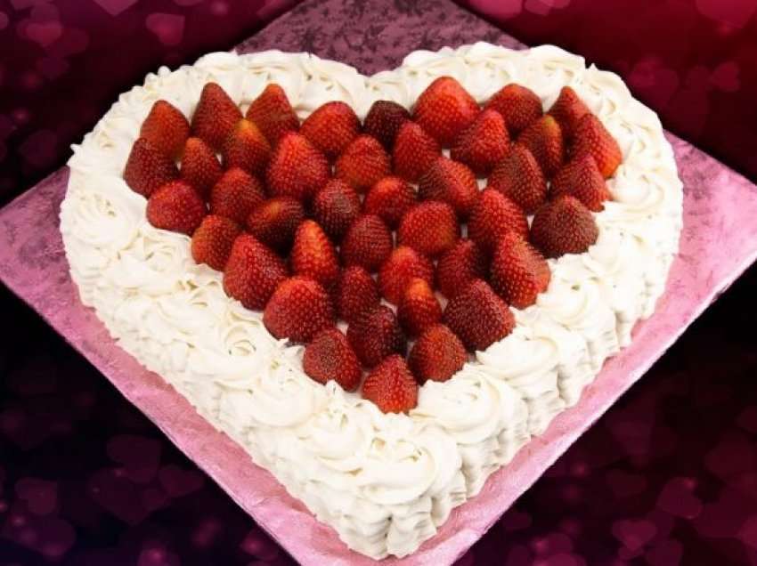 Si të gatuani një tortë në formë zemre për Ditën e të Dashuruarve