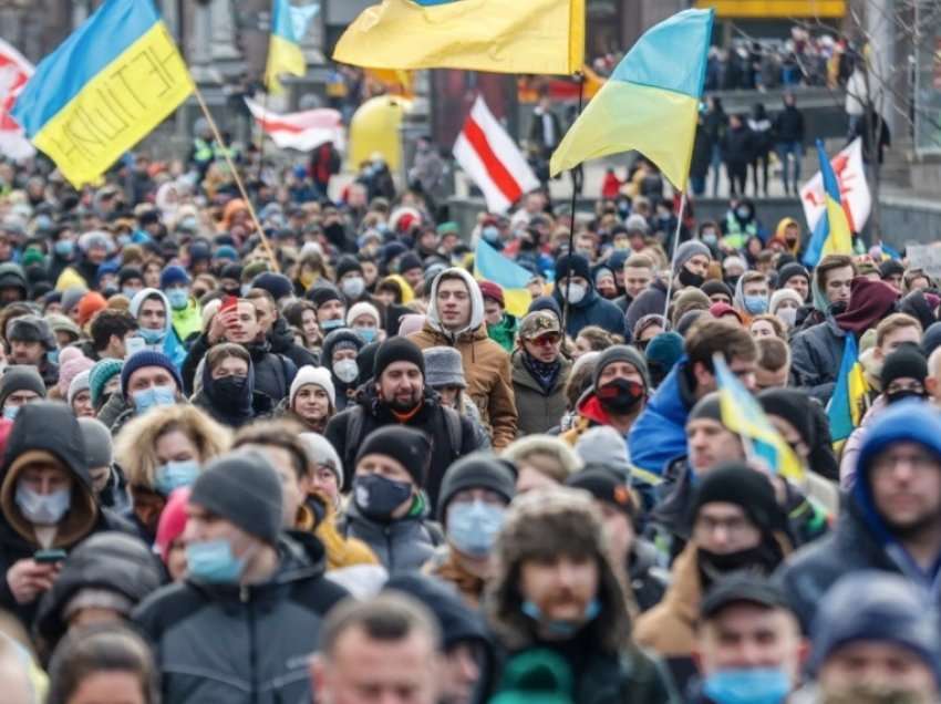 Fluturimet për në Ukrainë ndërpriten apo ridrejtohen në mesin e krizës