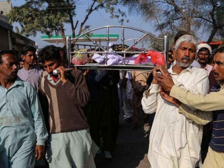 Një burrë vritet nga turma në Pakistan, dyshohet se dogji faqe të Kuranit